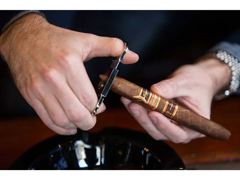 Cắt xì gà thẳng và dứt khoát để không ảnh hưởng đến việc lưu thông khói và ảnh hưởng đến hương vị